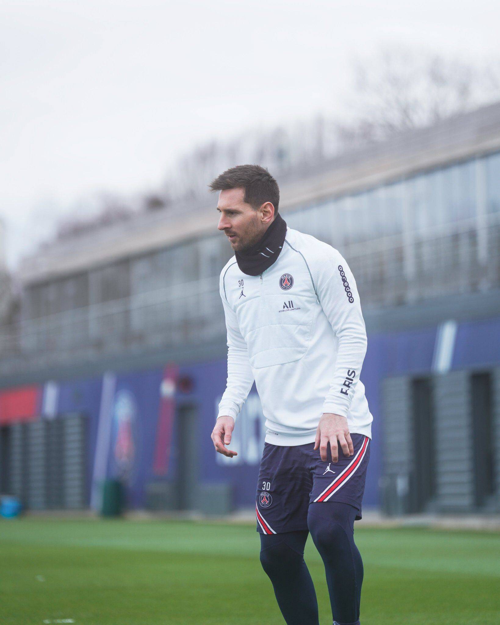 梅西迎来十赛季出色发挥，巴黎圣日耳曼观众热烈欢呼！